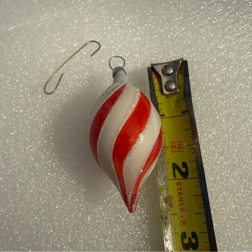 Vtg Christmas Time Red and White Swirl Glass Ornaments - Picture 5 of 5